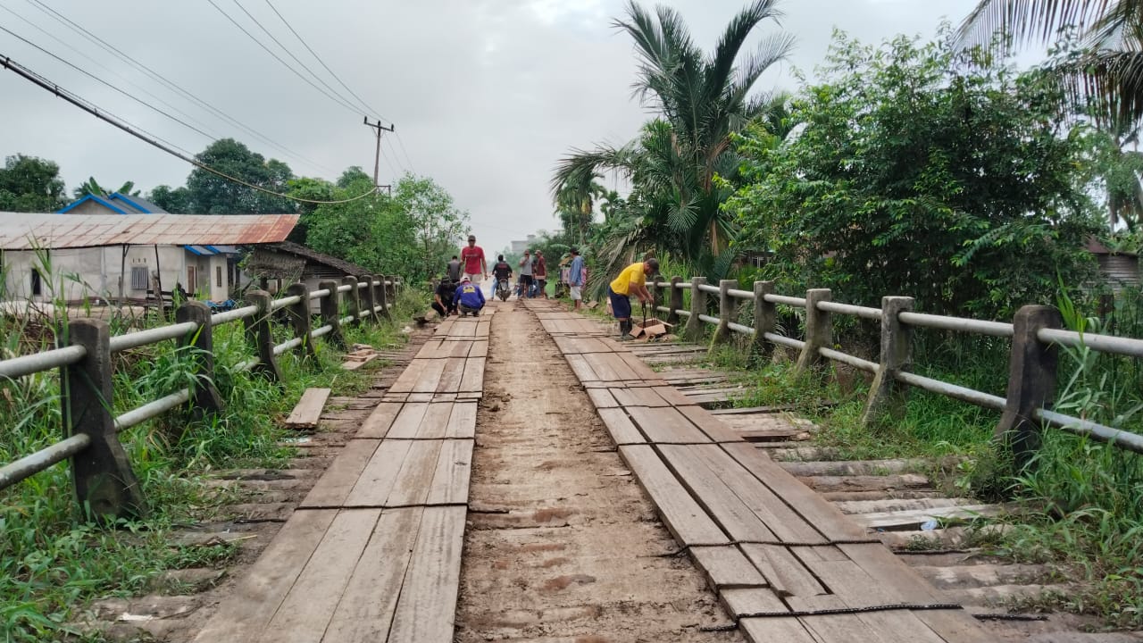 Gubernur Riau Abdul Wahid Instruksikan Percepatan Perbaikan Jalan dan Jembatan