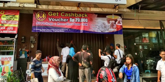 Satpol PP gerebek panti pijat esek-esek, 20 terapis & kondom diamankan