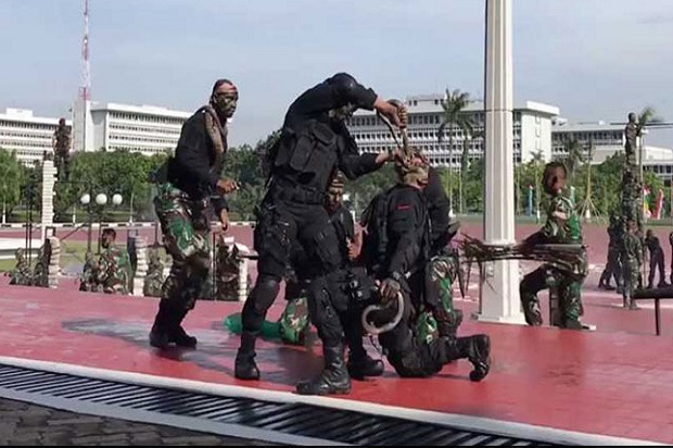Menhan AS Takjub Lihat Kopassus Minum Darah Kobra