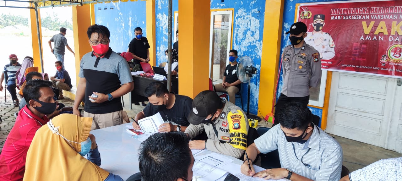 Hari Bhayangkara ke-75, Polsek Dabo Singkep Vaksinasi Massal