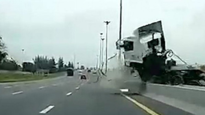 Kecelakaan Mengerikan Truk di Jalan Tol, Supir Sampai Terpental