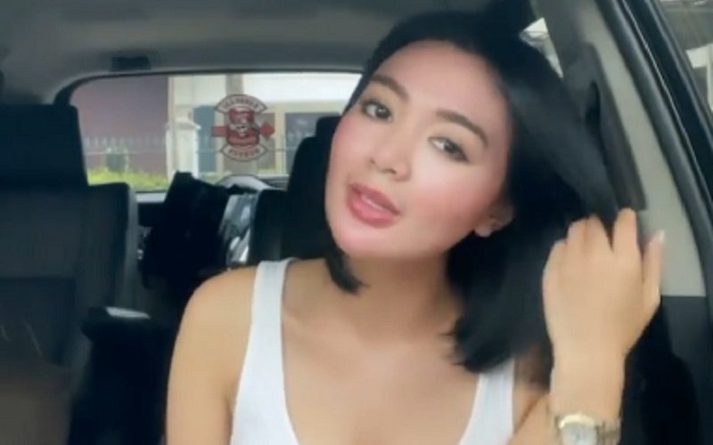 Wika Salim Pamer Body Goals Saat Karaokean di Mobil, Netizen Salah Fokus!