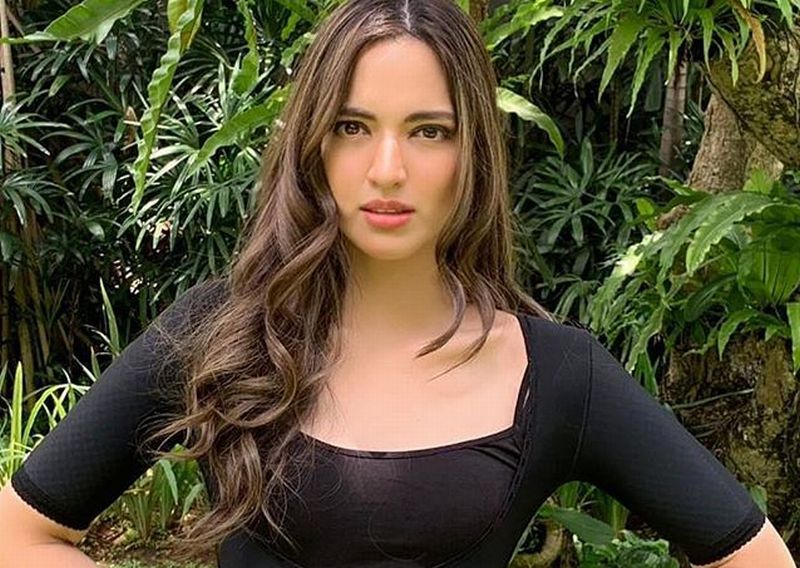 Kecenya Gaya Nia Ramadhani Main Tenis