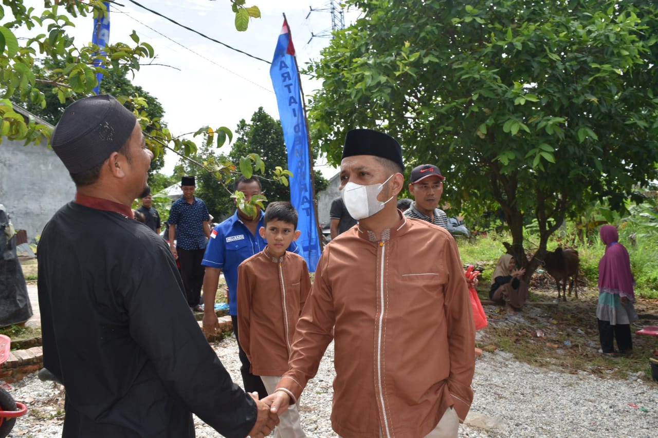 Azwendi Serahkan Satu Ekor Sapi Kurban Ke Mesjid Darul Jabbar
