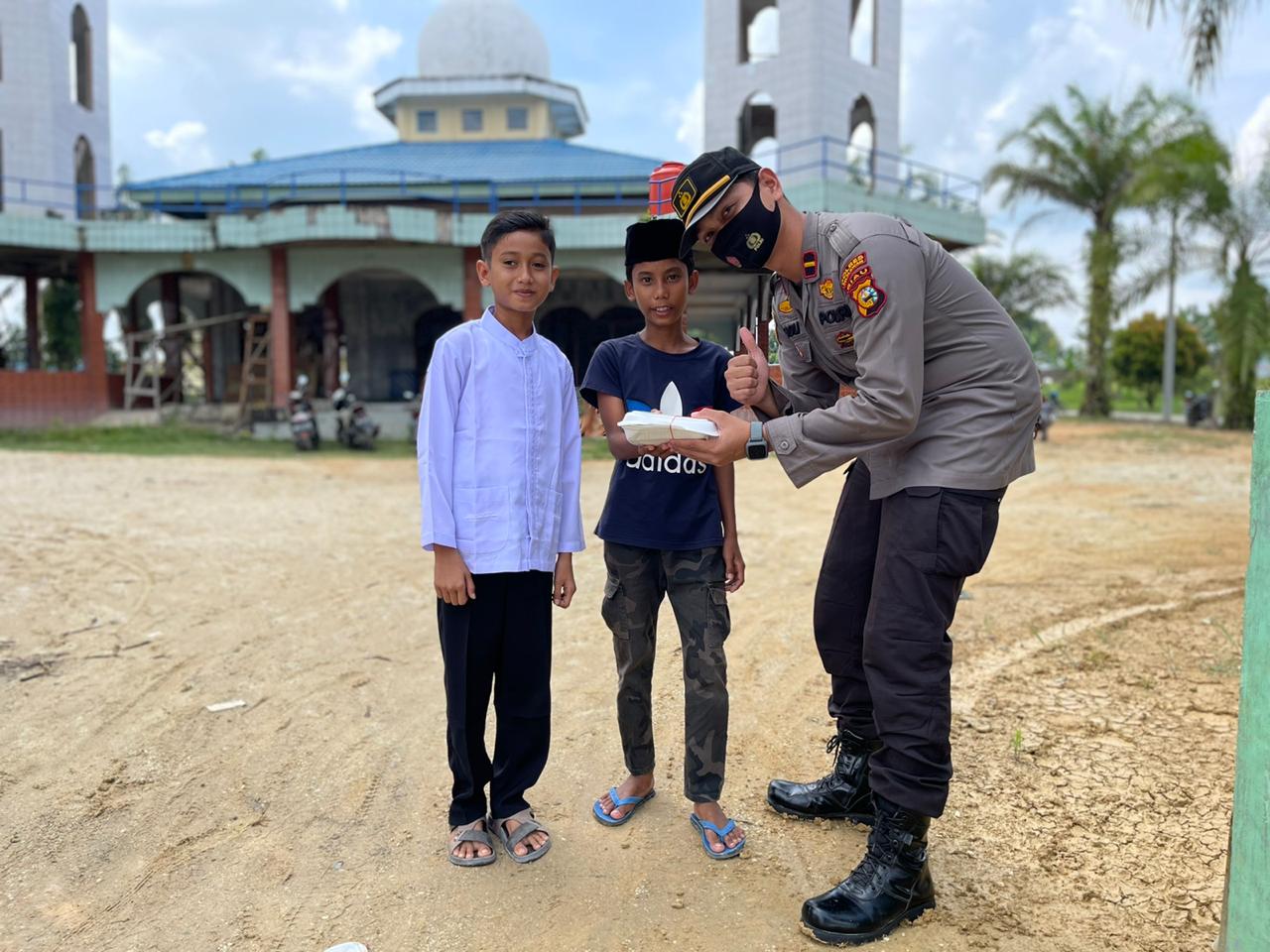 Sambangi Masjid Al-Muhajirin Desa Tambak, Polsek Langgam Bagikan Makan Siang