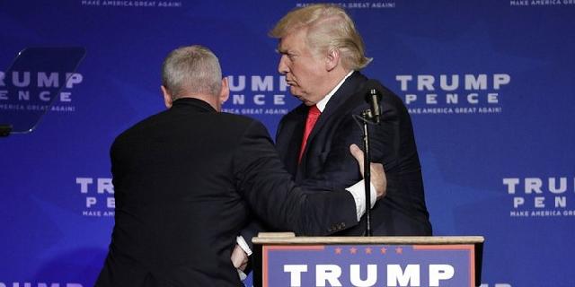 Peserta Kampanye 'Bawa Pistol', Trump Dilarikan Pasukan Pengawal