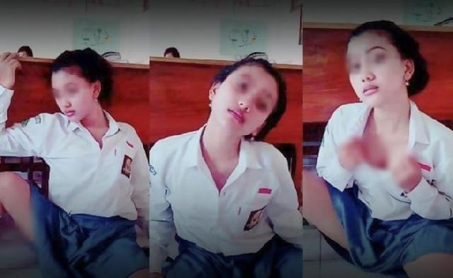 Parah,, Siswi SMA berpose 'hot' di dalam kelas