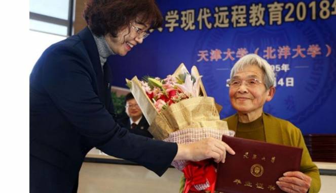 Wanita Ini Berhasil Raih Gelar Sarjana Saat Usianya 81 Tahun