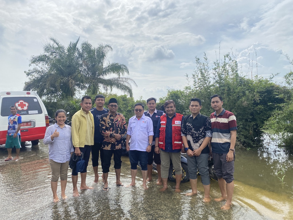 PMI Riau Salurkan Bantuan Sembako untuk Korban Banjir di Buluh Cina, Siak Hulu
