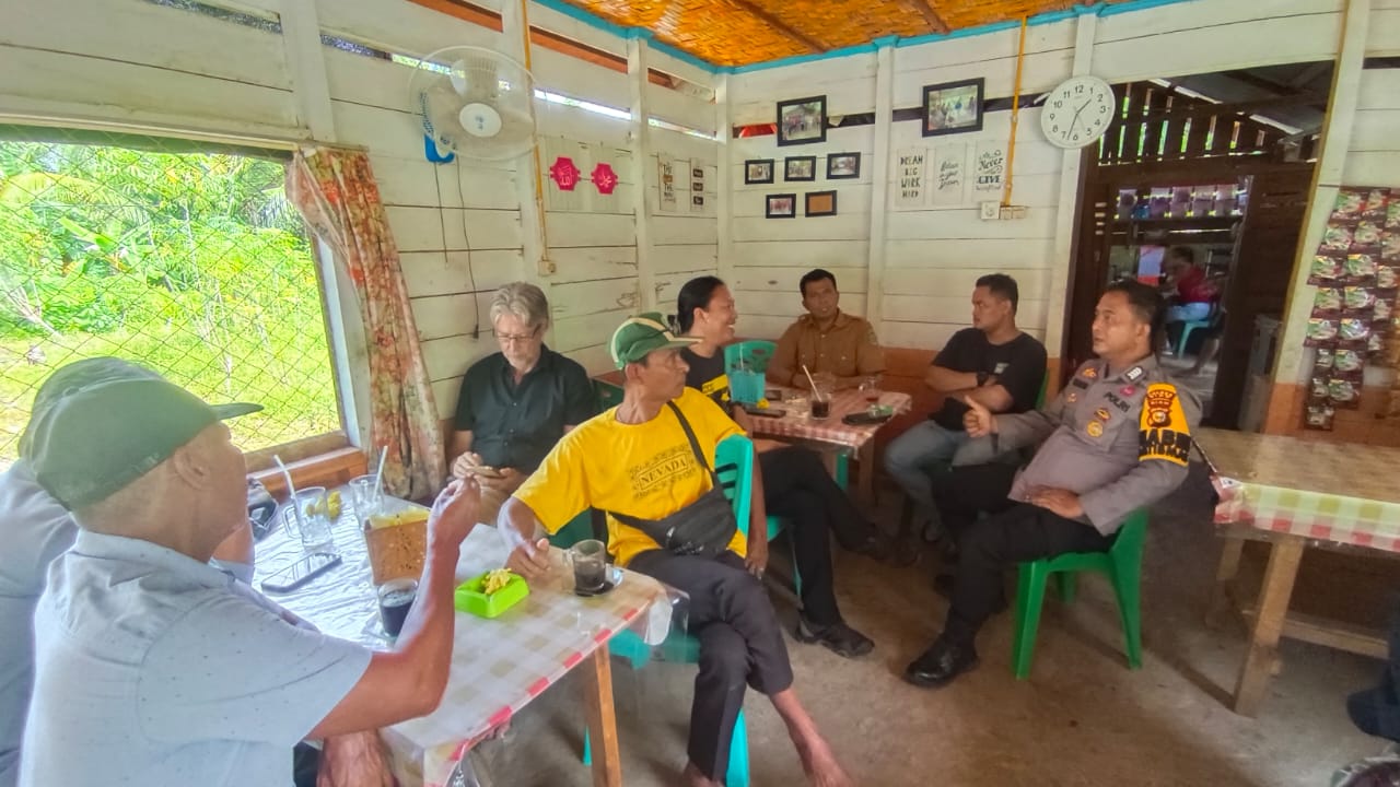 Bripka Alfa Hasim Sambangi Warga dalam Upaya Cooling System Jelang Pilkada