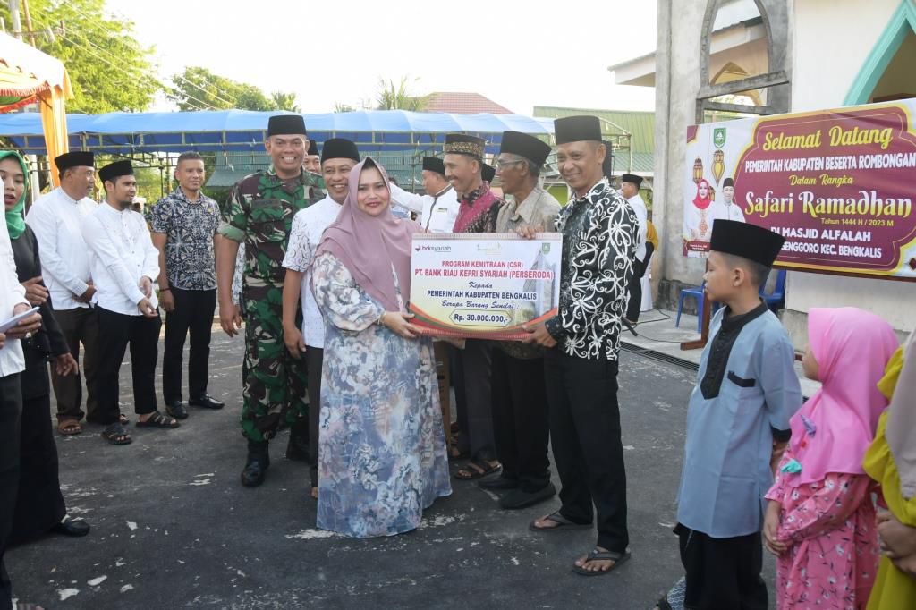 Safari Ramadhan di Senggoro, Bupati Kasmarni Serahkan Bantuan