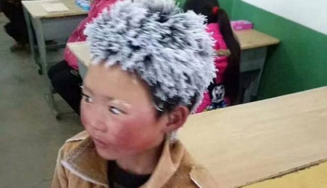 Berjalan Satu Jam ke Sekolah, Rambut Siswa Ini Membeku