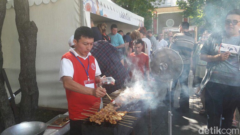 Nasi Goreng dan Sate Laris Diburu WN Rusia di Festival Indonesia