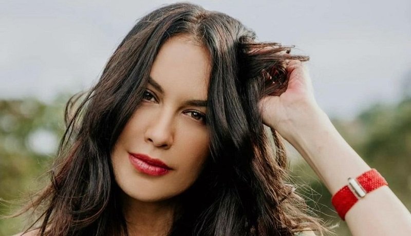 Sophia Latjuba Pakai Bikini Pink, Perut Rata Bikin Netizen Iri!