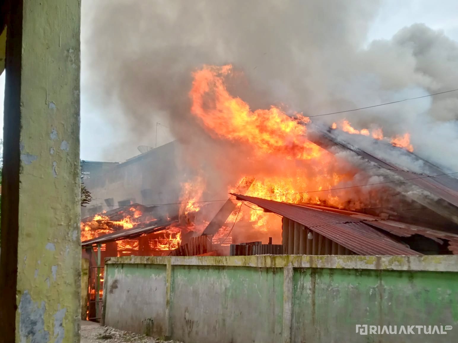 Rumah di Belakang Pasar Sail Pekanbaru Terbakar
