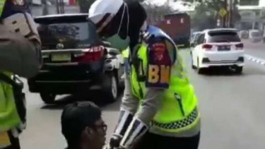 Ditilang Polwan, Ulah Pria Ini Bikin Gagal Fokus