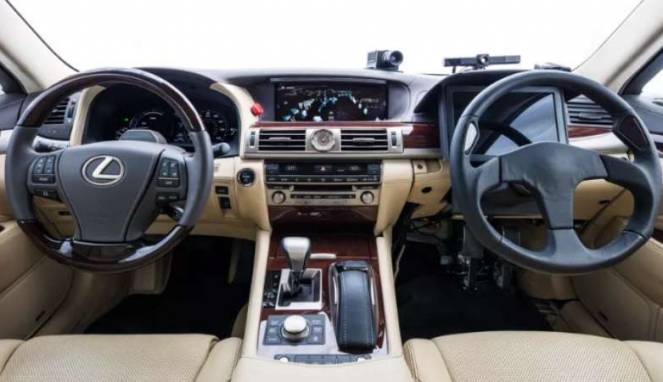 Toyota Kembangkan Mobil Dengan Dua Setir