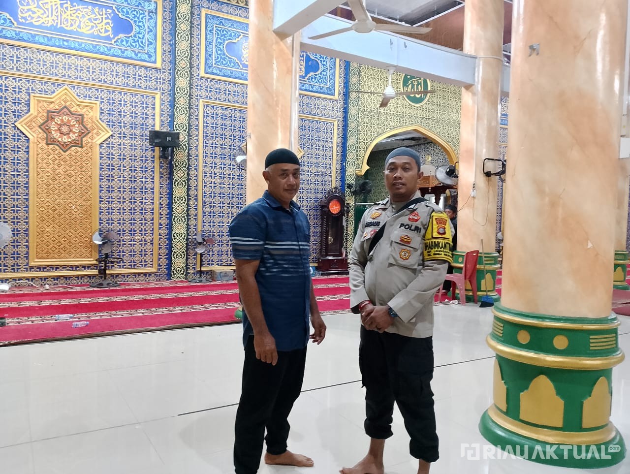Ramadhan Aman, Polsek Rimba Melintang Laksanakan Pengamanan Salat Subuh di Masjid Al Munawarrah Rohil