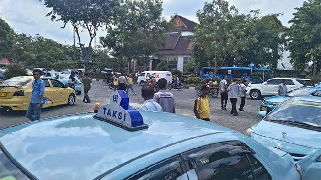 Tak Diberi Izin, Operasional Angkutan Online di Pekanbaru Diminta Berhenti