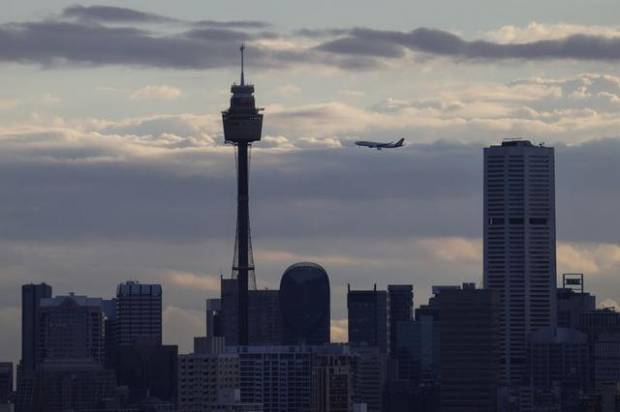 Tren Aneh Muncul, Pesawat Terbang dan Mendarat di Bandara yang Sama