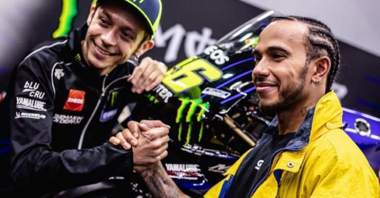 Raih Kemenangan Ke-100, Rossi Jempolin Hamilton