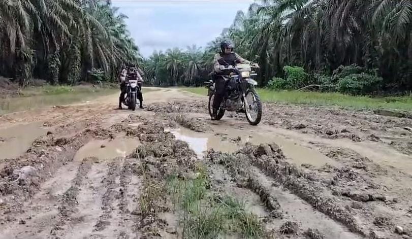 Lewati Jalan Berlumpur, Polsek Kunto Darussalam Sosialisasi Pemilu 2024