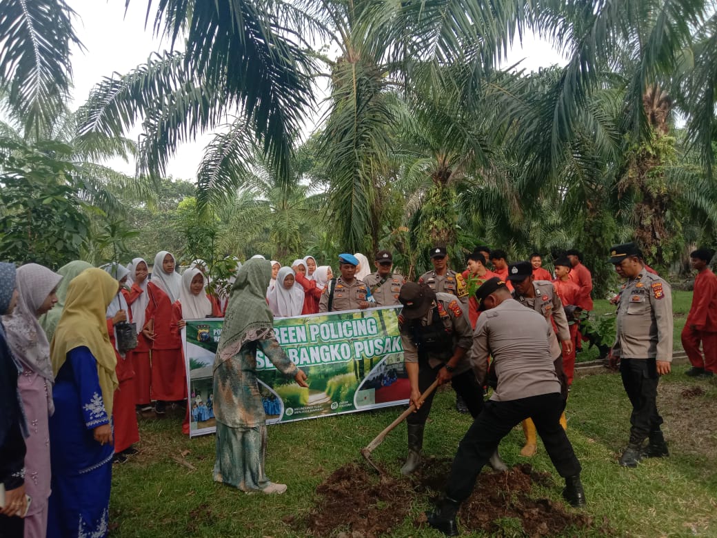 Kapolsek Bangko Pusako Ajak Siswa Tanam Pohon, Dukung Program Green Policing Kapolda Riau