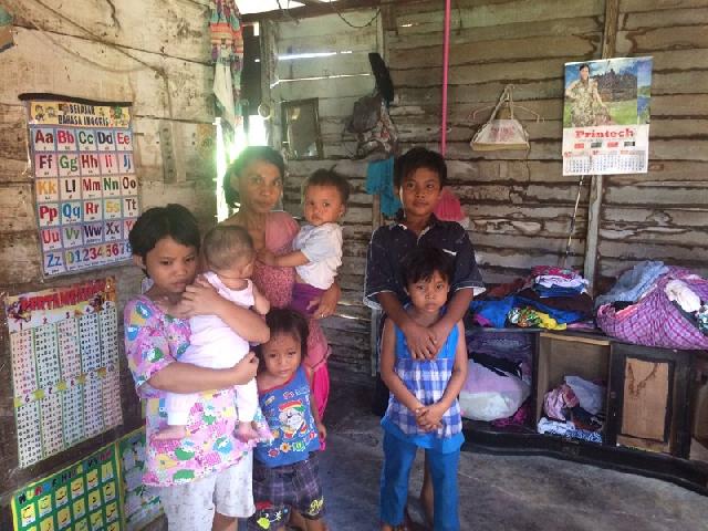 Ditinggal Suami, Ibu di Pekanbaru ini 'Banting Tulang' Nafkahi 7 Anak yang Masih Kecil Seorang Diri