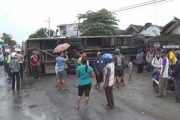 Hindari Pemotor, Braakk.. Bus Ini Tabrak Rumah Warga