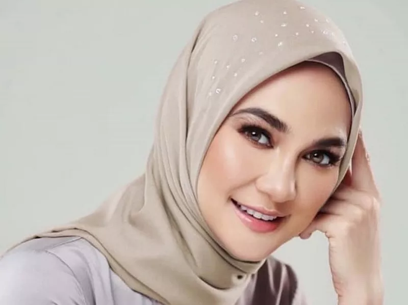 Potret Cantiknya Luna Maya Berbalut Hijab