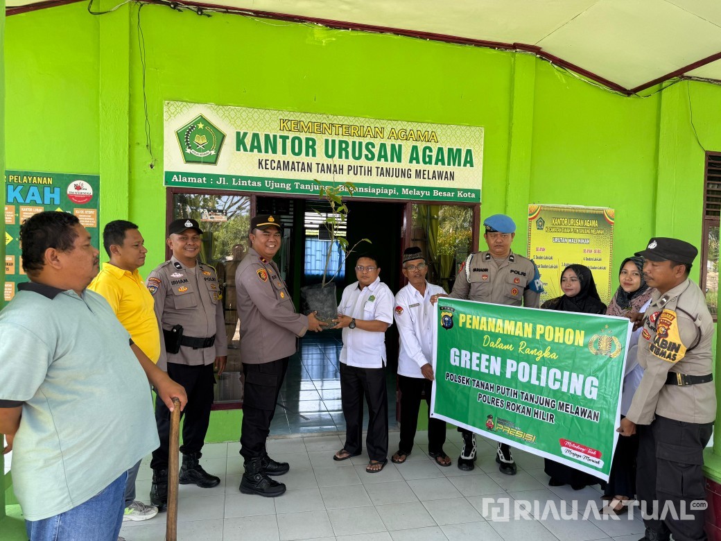 Kapolsek TPTM Pimpin Green Policing di KUA Sekaligus Tanam Bibit Pohon