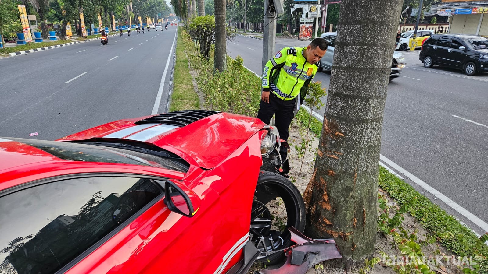 Mobil Sport Ford Mustang Tabrak Pohon di Pekanbaru, Pengemudi Luka