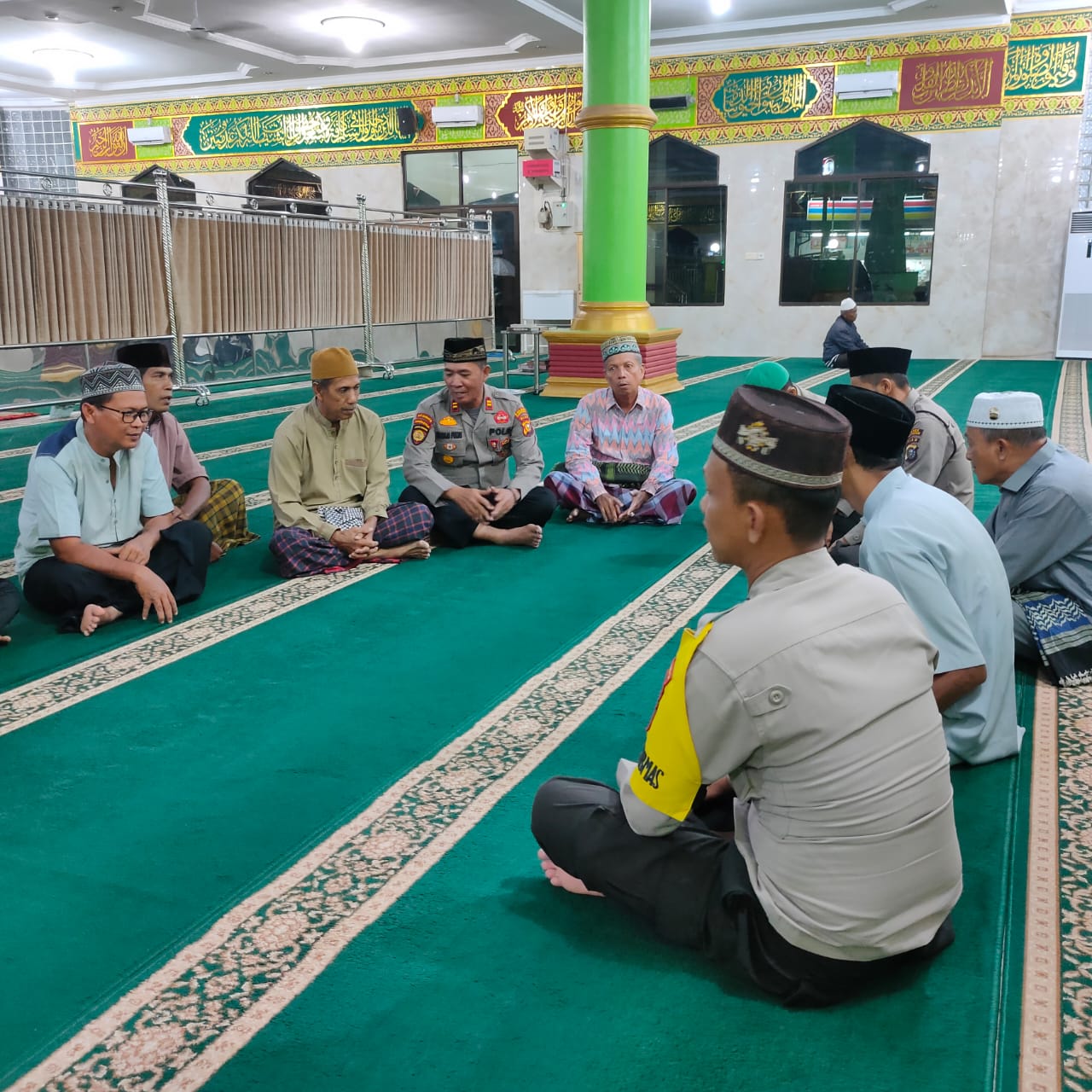 Tingkatkan Cooling System Pemilu Damai 2024, Polsek Cerenti Salat Maghrib dan Isya Berjamaah