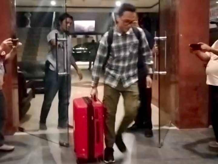 Keluar dari Kantor Bupati Inhu, KPK Bertolak ke Rumah Dinas