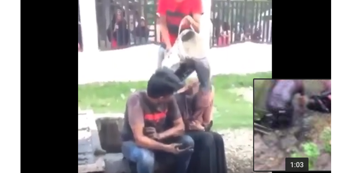 Diduga Mesum, Pasangan Kekasih Ini Dihakimi Warga Disiram Air Comberan. Begini Kondisinya