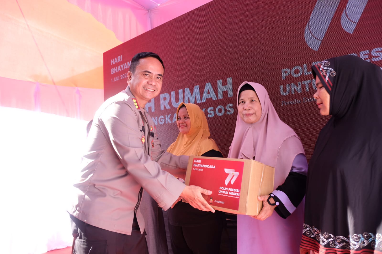 Kapolresta Pekanbaru Serahkan 1.600 Paket Sembako Bantuan Kapolri