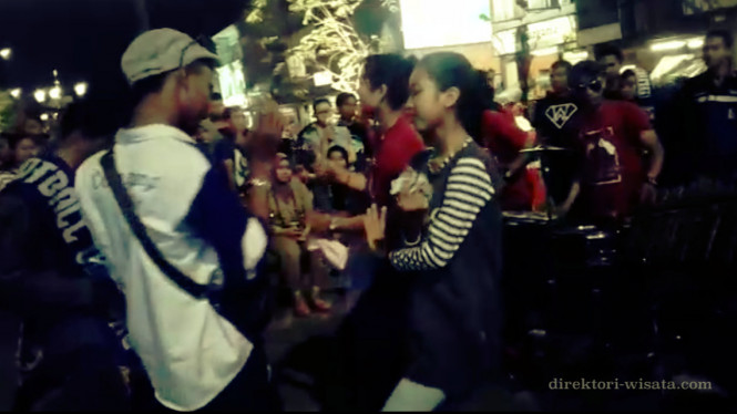 Menikmati Kuliner Malam di Angkringan Malioboro Yogyakarta