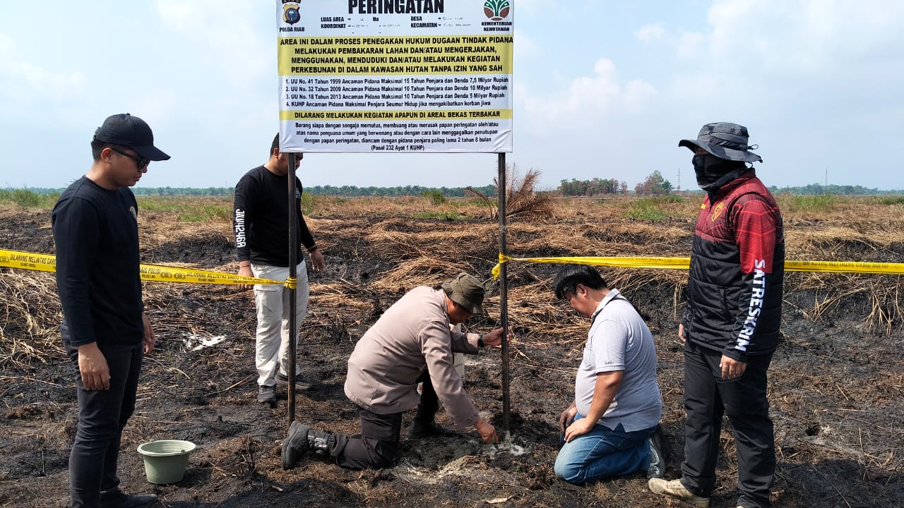 Bekas Lahan Terbakar Tidak Boleh Dikelola Sementara, Kapolres Rokan Hilir Pasang Plang Peringatan