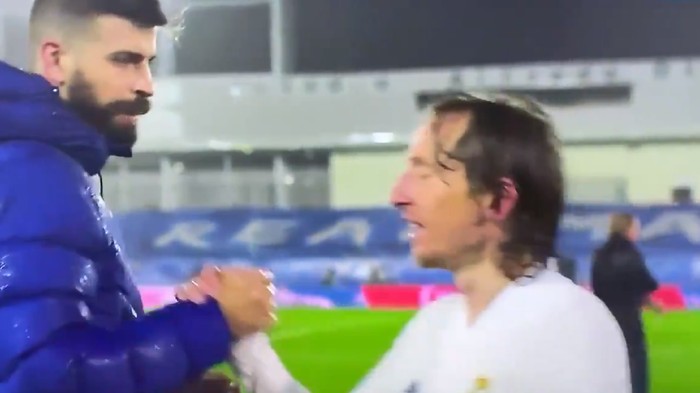 Modric Ledek Pique yang Protes Pada Wasit Usai Barcelona Keok di El Clasico