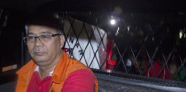 Akil Mochtar Diberhentikan Tidak Dengan Hormat