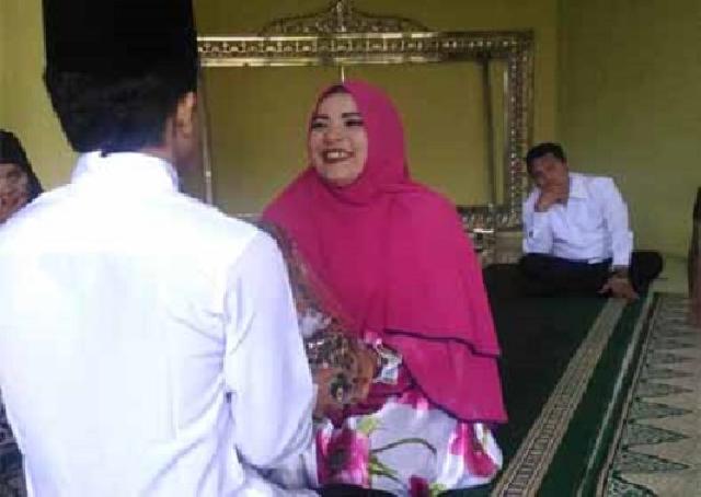 Sedih Campur Bahagia, Tahanan Kasus Narkoba Resmi Menikah di Masjid Polda Riau