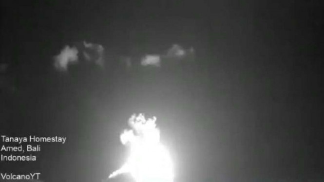 Gunung Agung Meletus, Semburkan Api Besar