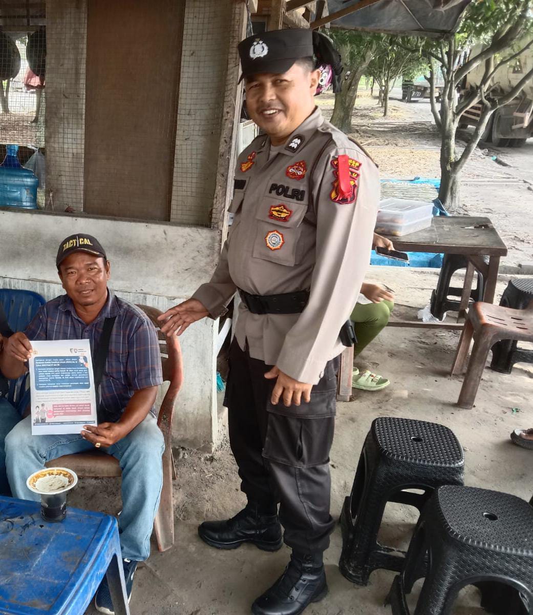 Polres Dumai Bagikan Brosur Imbauan Kamtibmas Ciptakan Pemilu Damai