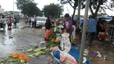 Badan Jalan Jadi Lahan Parkir di Pasar Pagi Arengka