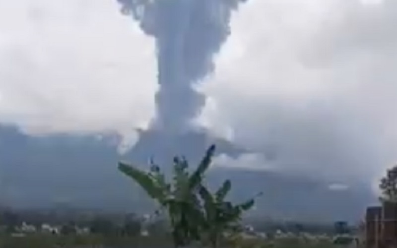 Marapi Meletus, Waspadai 7 Gejala Pneumonia Akibat Abu Vulkanik Terhirup