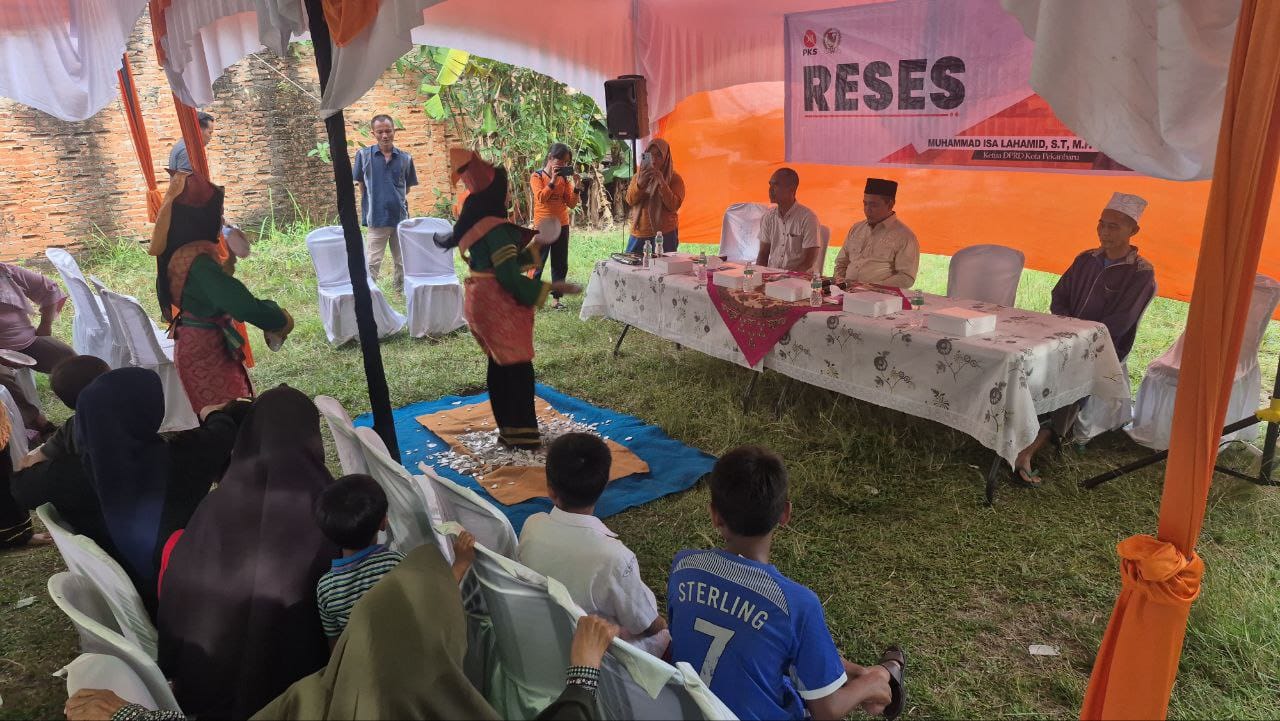 Ketua DPRD Pekanbaru Disambut Tarian Piring saat Reses, Warga Keluhkan Kabel Semrawut