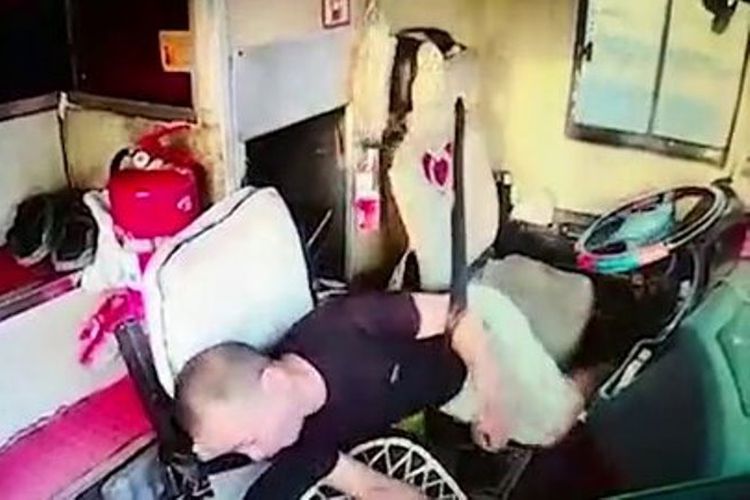 Sopir Mendadak Pingsan, Bus Berpenumpang 30 Orang Nyaris Celaka