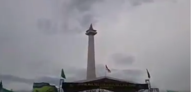 Subhanallah! Lafadz Allah di Langit Saat Acara Maulid Nabi Muhammad SAW di Monas