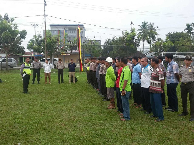 Polres Kuansing Turun Tangan Bersihkan Dua Titik Tempat Pelaksanaan Shalat Ied