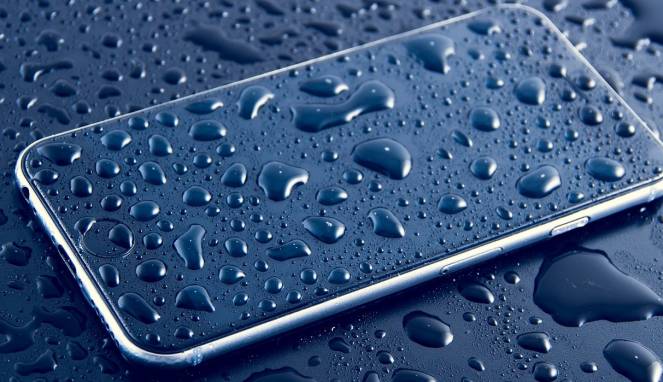Smartphone Tercebur ke Air, Lakukan Lima Hal Ini